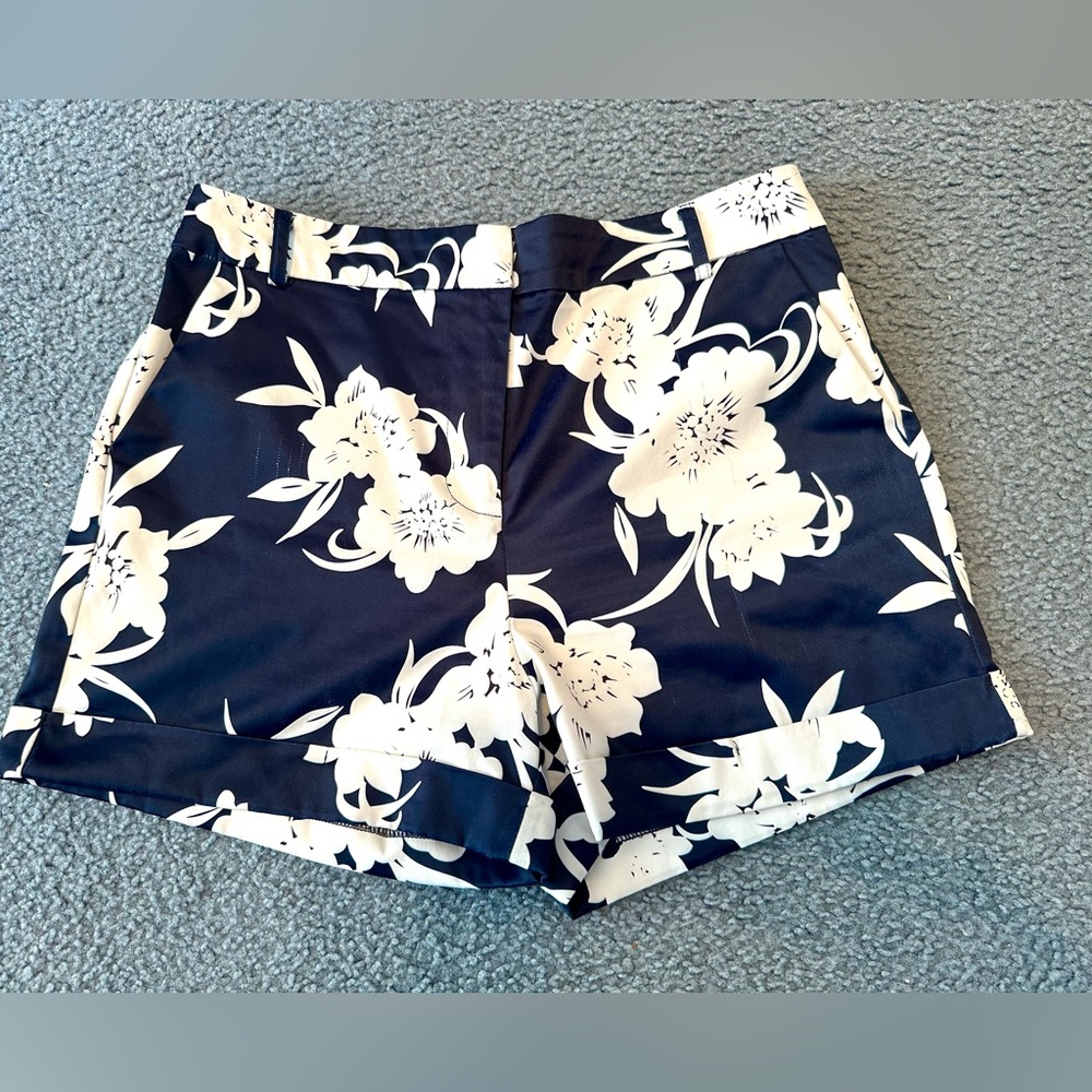 Ovi Cuffed Blue and White Flowered Shorts Size Large